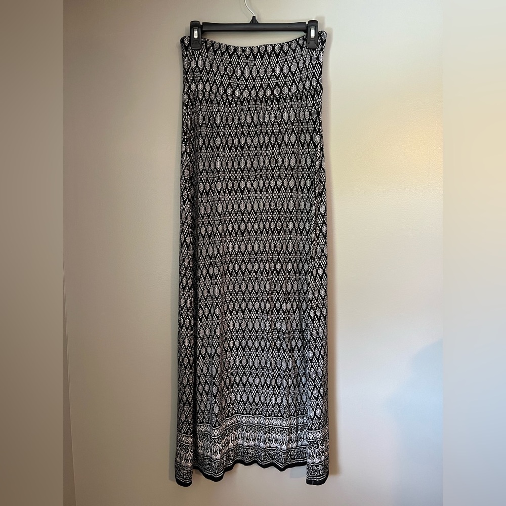 Max Studio Black/White Geometric Maxi Skirt - size (S)